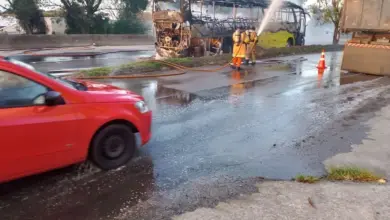 Bombeiros combatem incêndio em ônibus