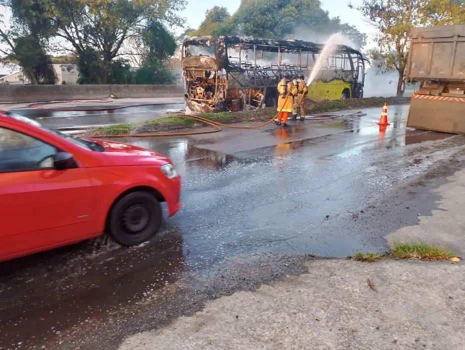 Bombeiros combatem incêndio em ônibus