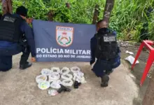 Policiais militares apresentam material apreendido no Cação