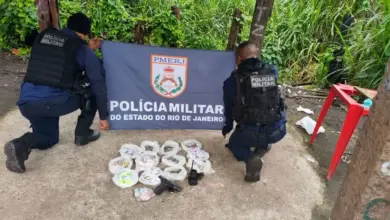 Policiais militares apresentam material apreendido no Cação
