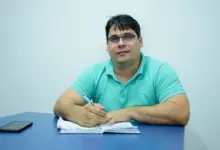 O prefeito Profesor Lucas sentado à mesa