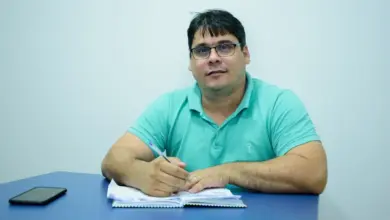 O prefeito Profesor Lucas sentado à mesa