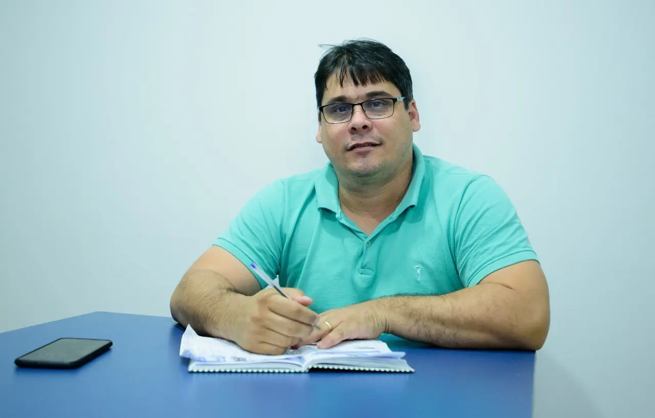 O prefeito Profesor Lucas sentado à mesa