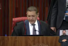 Ministro sentado à mesa