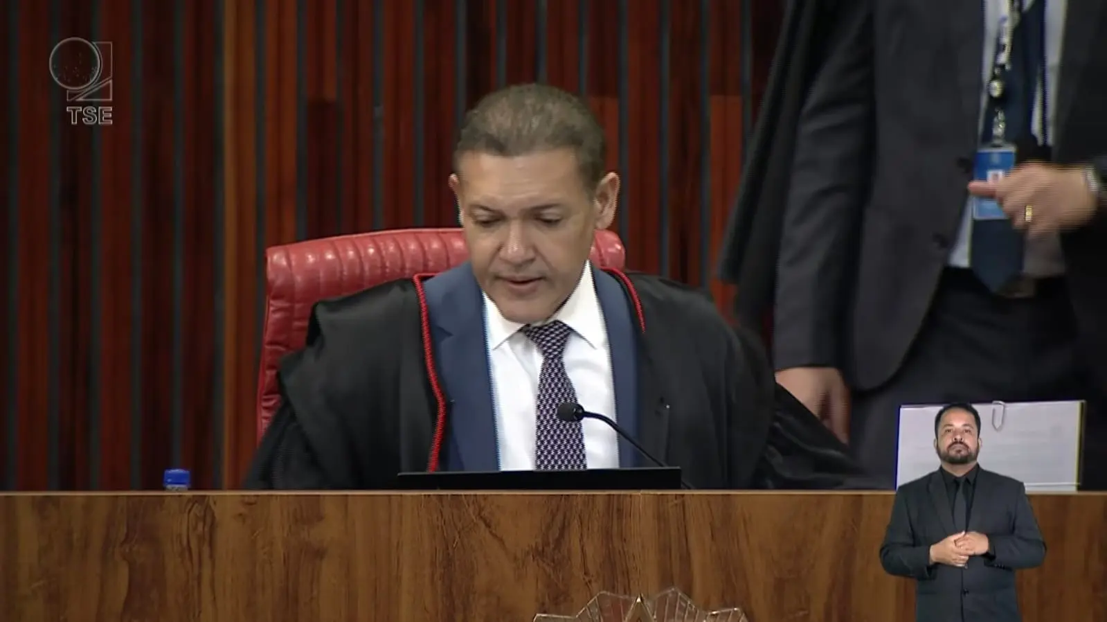 Ministro sentado à mesa