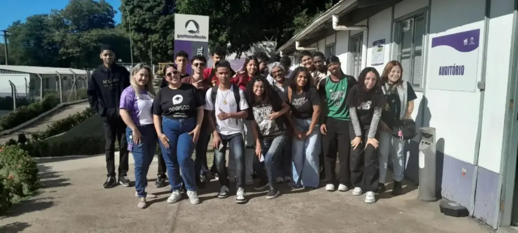 Vários estudantes posando para foto