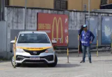 Manobra de baliza com fiscal do Detran observando