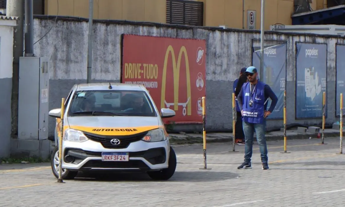Manobra de baliza com fiscal do Detran observando
