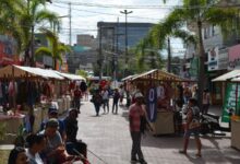 Artesãos de Itaguaí apresentam trabalhos manuais durante mais uma edição da feira ItaArtes no Calçadão da cidade.