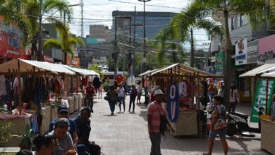 Artesãos de Itaguaí apresentam trabalhos manuais durante mais uma edição da feira ItaArtes no Calçadão da cidade.