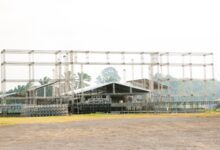 Montagem das estruturas da Expo Itaguaí 2026 avança no Parque de Exposições, que receberá milhares de visitantes durante a celebração dos 208 anos do município.
