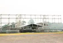 Montagem das estruturas da Expo Itaguaí 2026 avança no Parque de Exposições, que receberá milhares de visitantes durante a celebração dos 208 anos do município.