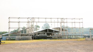 Montagem das estruturas da Expo Itaguaí 2026 avança no Parque de Exposições, que receberá milhares de visitantes durante a celebração dos 208 anos do município.