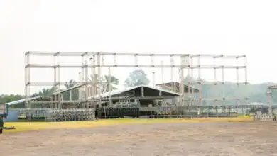 Montagem das estruturas da Expo Itaguaí 2026 avança no Parque de Exposições, que receberá milhares de visitantes durante a celebração dos 208 anos do município.