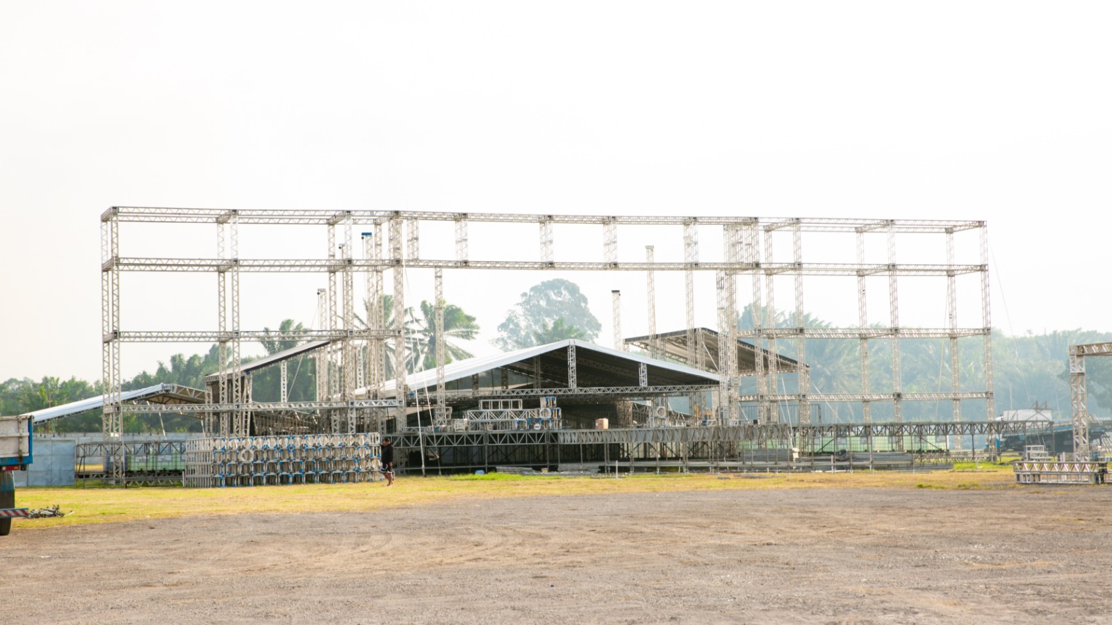 Montagem das estruturas da Expo Itaguaí 2026 avança no Parque de Exposições, que receberá milhares de visitantes durante a celebração dos 208 anos do município.
