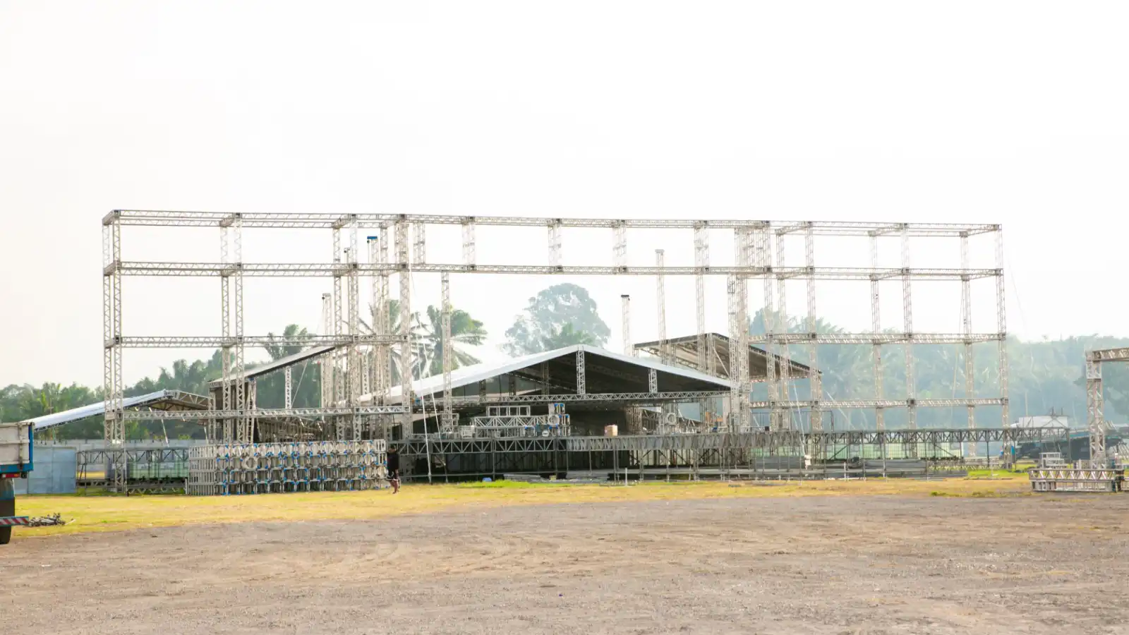 Montagem das estruturas da Expo Itaguaí 2026 avança no Parque de Exposições, que receberá milhares de visitantes durante a celebração dos 208 anos do município.