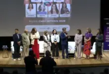 Pessoas no palco do teatro
