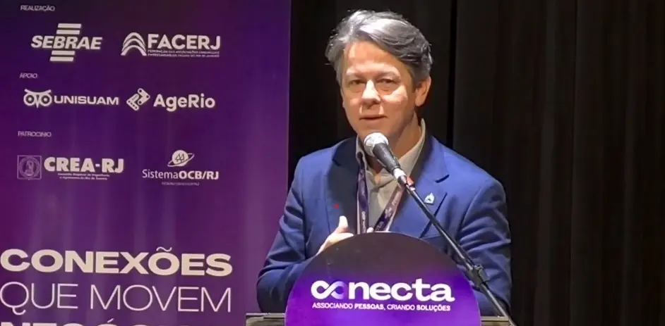 O presidente da Facerj ao microfone