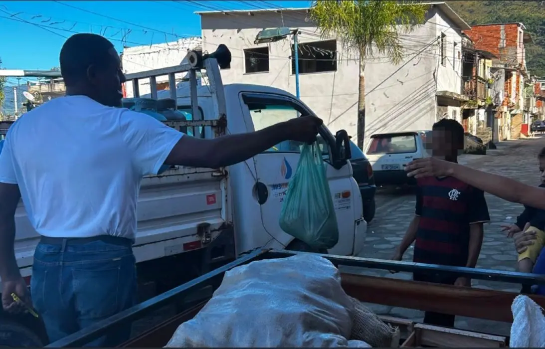 Cerca de 700 kg de inhame e 30 kg de feijão foram entregues