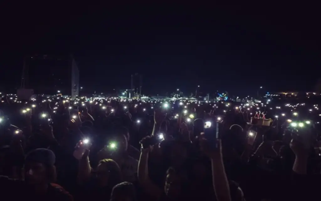 Um mar de luzes tomou conta do Parque de Exposições durante o show de Maiara & Maraisa