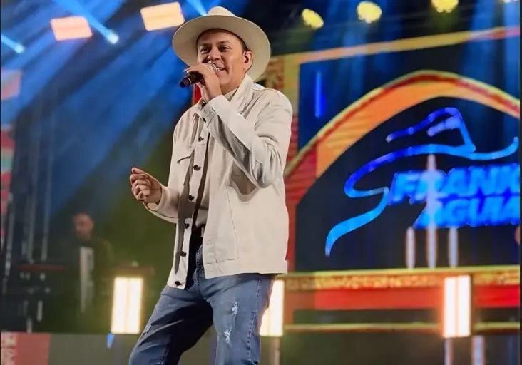 Frank Aguiar durante apresentação