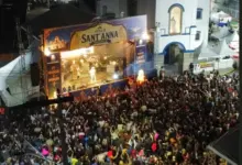 Multidão lota a Praça Padre Luiz Quatropanni durante o show de Frank Aguiar