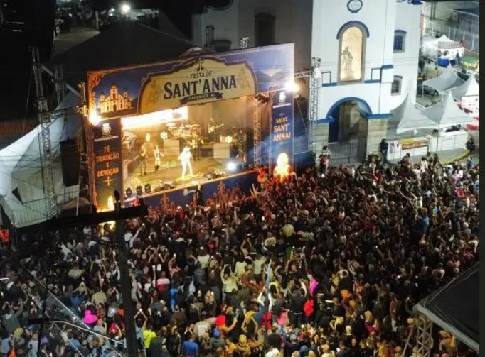 Multidão lota a Praça Padre Luiz Quatropanni durante o show de Frank Aguiar