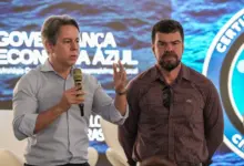 Robson Carneiro discursando e o prefeito observando