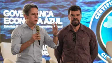 Robson Carneiro discursando e o prefeito observando