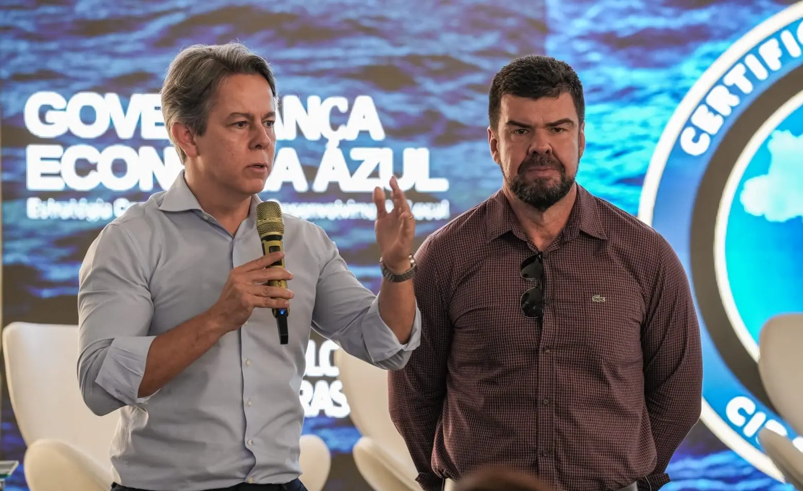 Robson Carneiro discursando e o prefeito observando