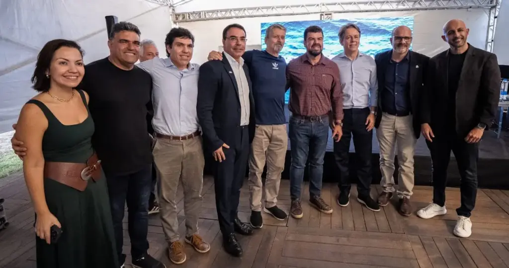 Várias pessoas posando para foto