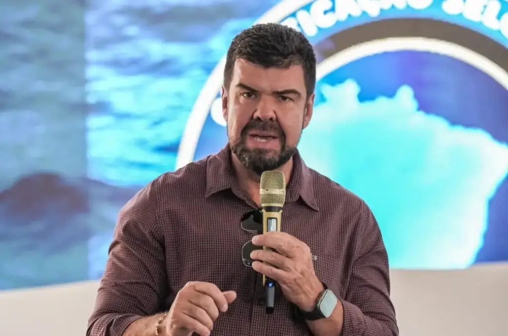 O prefeito discursando