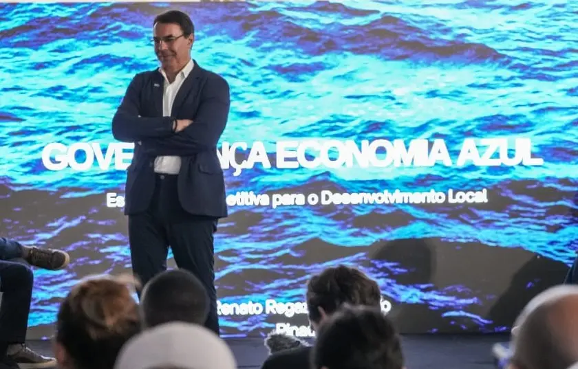 Homem em pé no palco
