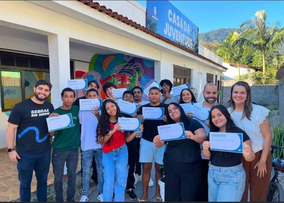 Participantes celebram a conclusão da primeira oficina