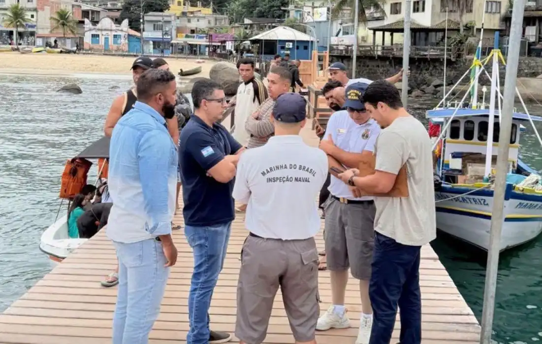 Equipes da Prefeitura de Mangaratiba e da Marinha do Brasil