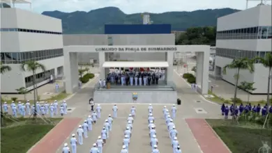 Militares da Marinha participam de solenidade no Complexo Naval de Itaguaí, durante programação comemorativa