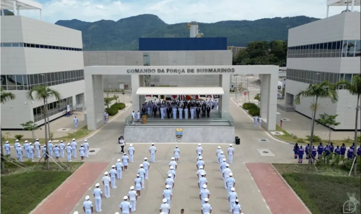 Militares da Marinha participam de solenidade no Complexo Naval de Itaguaí, durante programação comemorativa