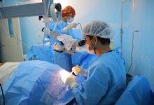 Equipe médica realiza cirurgia de catarata