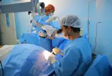 Equipe médica realiza cirurgia de catarata