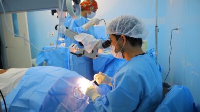 Equipe médica realiza cirurgia de catarata