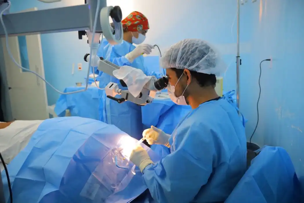 Equipe médica realiza cirurgia de catarata