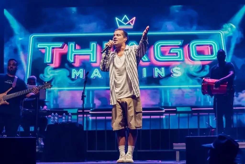 Thiago Martins colocou o público para cantar e sambar