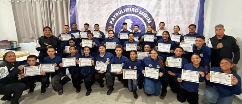 Os 29 novos supervisores do Projeto Patrulheiro Mirim receberam certificados