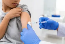 Criança recebendo a vacinação