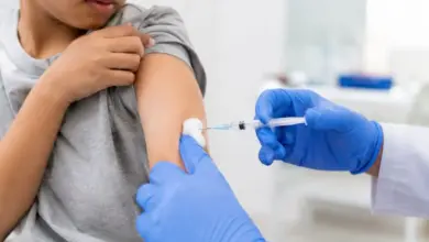 Criança recebendo a vacinação