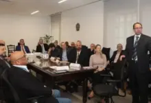 Pessoas numa sala de reunião