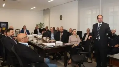 Pessoas numa sala de reunião