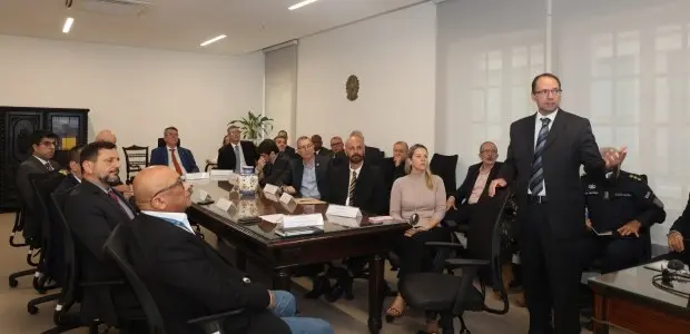 Pessoas numa sala de reunião