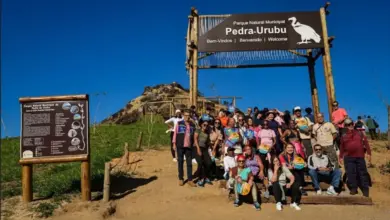 Participantes do "Um Dia no Parque" reunidos no letreiro de acesso ao Parque