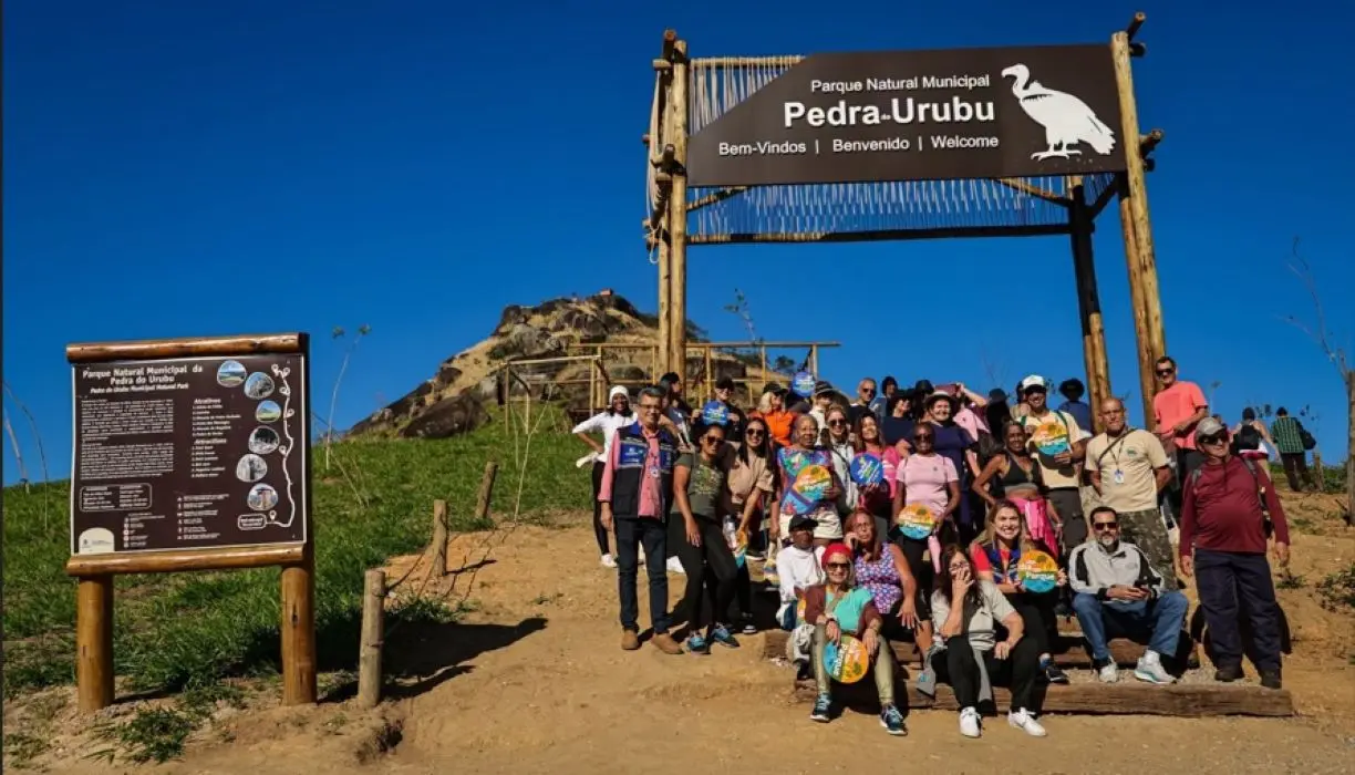 Participantes do "Um Dia no Parque" reunidos no letreiro de acesso ao Parque